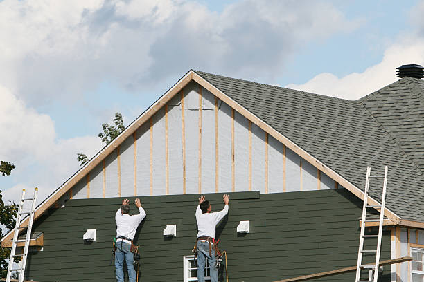 Professional Siding technician working in Elizabeth City, NC
